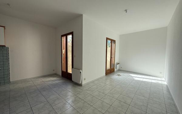 Maison à louer    5 pièces •  Espira-de-l'Agly