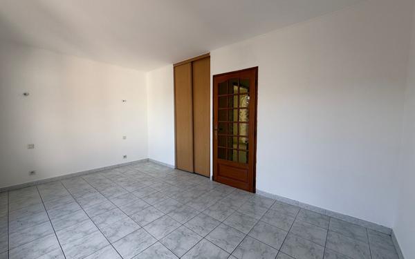 Maison à louer    5 pièces •  Espira-de-l'Agly