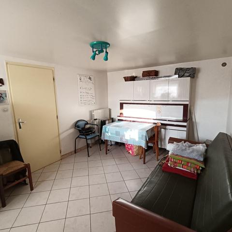 Ferme à rénover avec garage, hangar, et terrain.