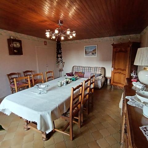 Ferme à rénover avec garage, hangar, et terrain.