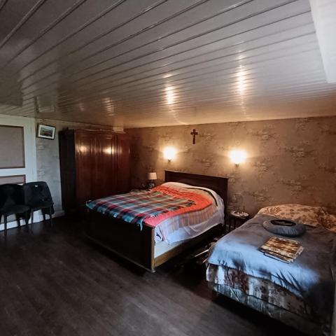 Ferme à rénover avec garage, hangar, et terrain.