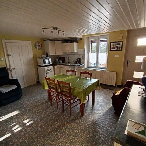 Ferme à rénover avec garage, hangar, et terrain.