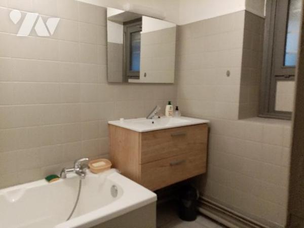 centre village, maison mitoyenne de 88 m² avec terrain de 455 M²
bon état général