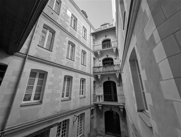 Place Royale – Lumineux 2 pièces dans immeuble ancien de caractère – 199.500 € fai