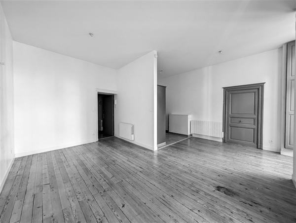 Place Royale – Lumineux 2 pièces dans immeuble ancien de caractère – 199.500 € fai