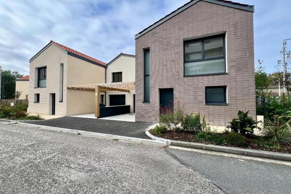 Maison neuve :  climatisation, panneaux solaires, garage, jardin, DPE A - Frais de notaire réduits