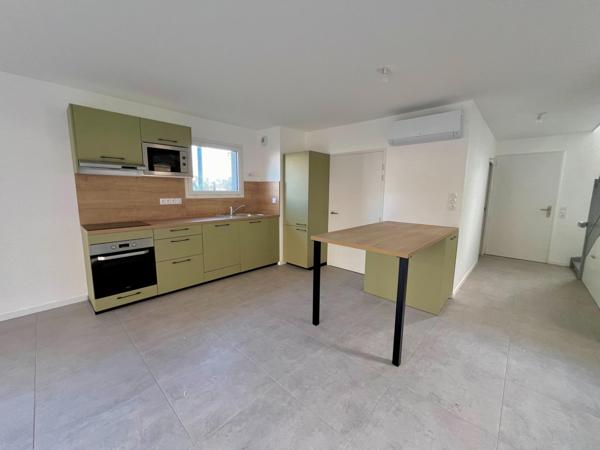 Maison neuve :  climatisation, panneaux solaires, garage, jardin, DPE A - Frais de notaire réduits