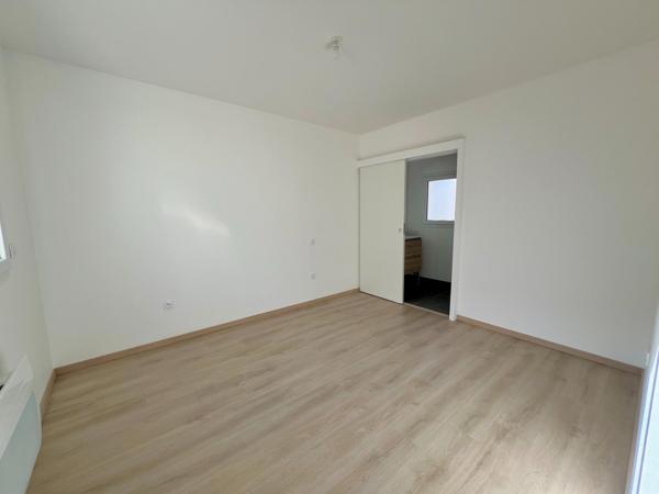 Maison neuve :  climatisation, panneaux solaires, garage, jardin, DPE A - Frais de notaire réduits