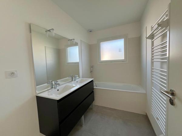 Maison neuve :  climatisation, panneaux solaires, garage, jardin, DPE A - Frais de notaire réduits