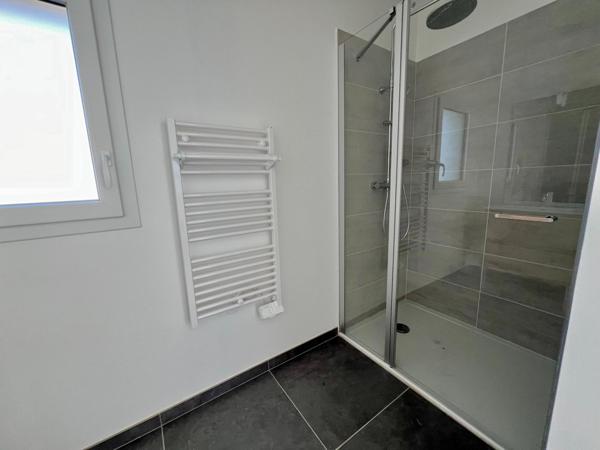 Maison neuve :  climatisation, panneaux solaires, garage, jardin, DPE A - Frais de notaire réduits