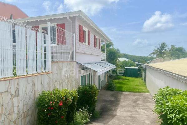 À vendre Ensemble immobilier 3 logements à Dizac LE DIAMANT (972)Vue magique sur le Rocher du Diamant