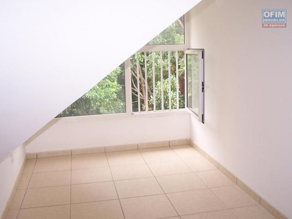 A vendre charmant appartement duplex de type F3 d'environ 60 m² proche centre ville le Tampon