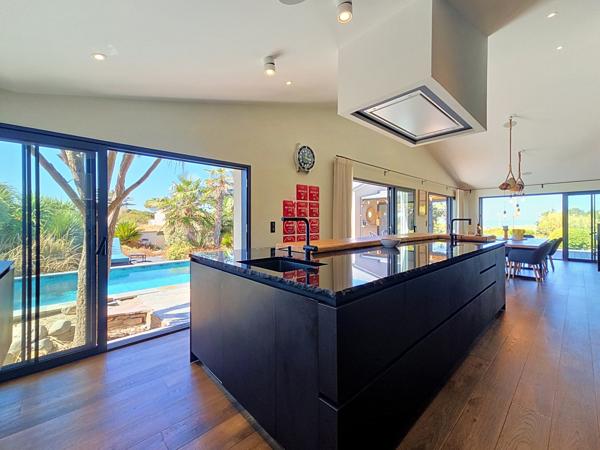 Maison
         8 pièces
        - 328 m² Bien prestige 2 500 000 € *