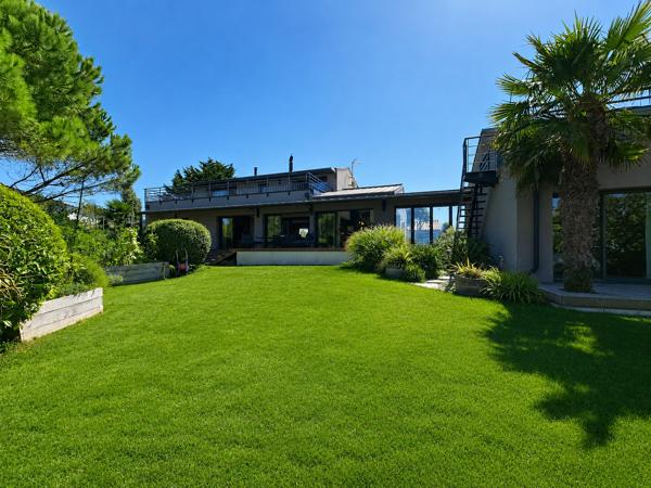 Maison
         8 pièces
        - 328 m² Bien prestige 2 500 000 € *