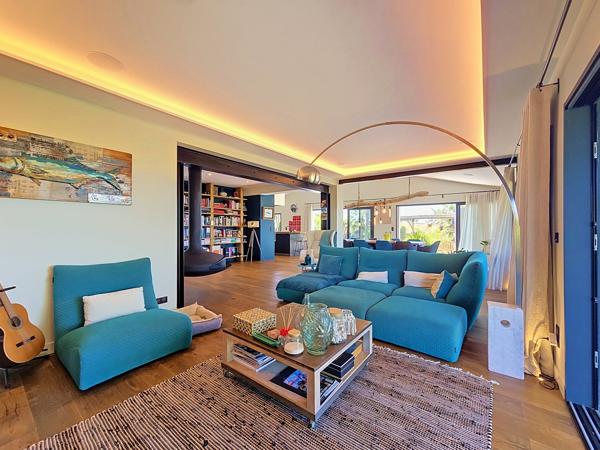 Maison
         8 pièces
        - 328 m² Bien prestige 2 500 000 € *