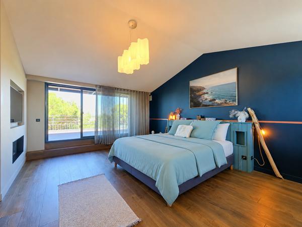 Maison
         8 pièces
        - 328 m² Bien prestige 2 500 000 € *