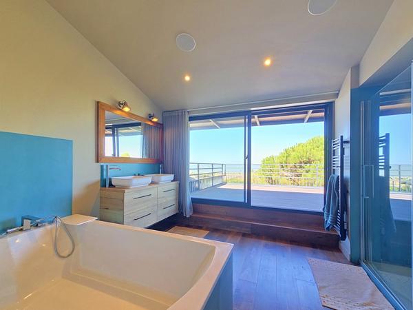 Maison
         8 pièces
        - 328 m² Bien prestige 2 500 000 € *