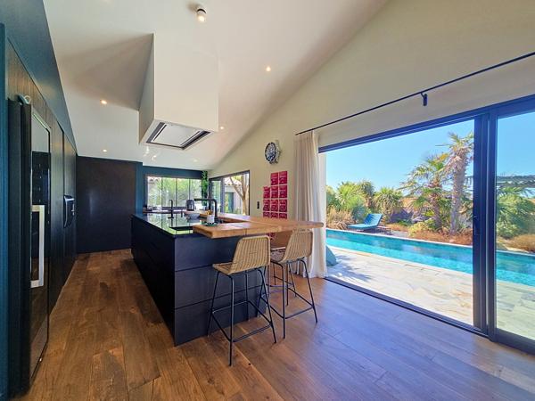 Maison
         8 pièces
        - 328 m² Bien prestige 2 500 000 € *