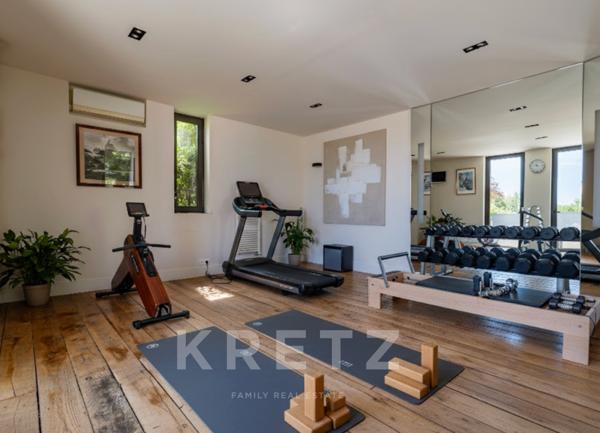 PROPRIÉTÉ D'EXCEPTION DE 1 000 M2 AU COEUR DE 3 HECTARES DE VIGNES & D'OLIVIERS CENTENAIRES