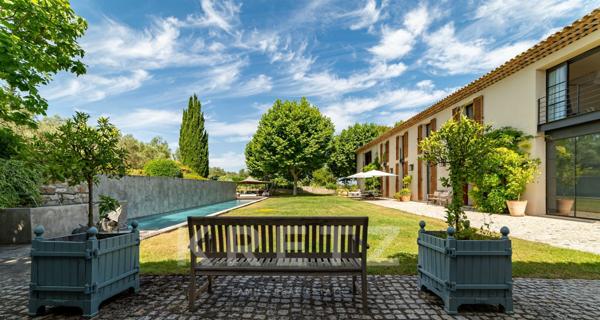 PROPRIÉTÉ D'EXCEPTION DE 1 000 M2 AU COEUR DE 3 HECTARES DE VIGNES & D'OLIVIERS CENTENAIRES