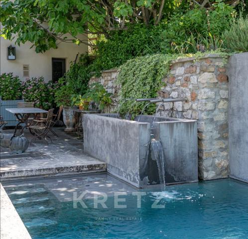 PROPRIÉTÉ D'EXCEPTION DE 1 000 M2 AU COEUR DE 3 HECTARES DE VIGNES & D'OLIVIERS CENTENAIRES