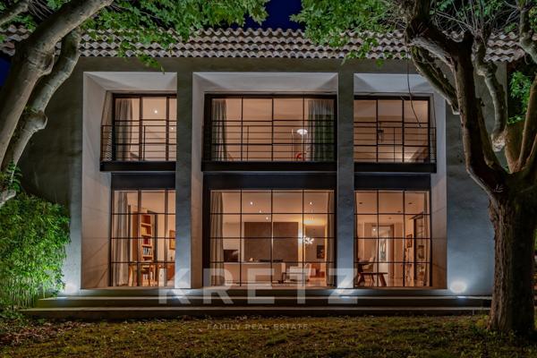 PROPRIÉTÉ D'EXCEPTION DE 1 000 M2 AU COEUR DE 3 HECTARES DE VIGNES & D'OLIVIERS CENTENAIRES