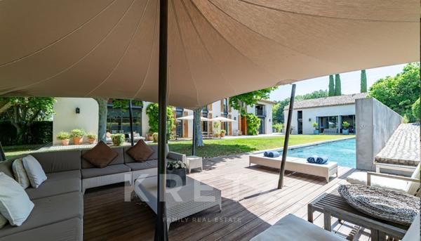 PROPRIÉTÉ D'EXCEPTION DE 1 000 M2 AU COEUR DE 3 HECTARES DE VIGNES & D'OLIVIERS CENTENAIRES