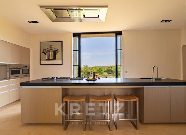 PROPRIÉTÉ D'EXCEPTION DE 1 000 M2 AU COEUR DE 3 HECTARES DE VIGNES & D'OLIVIERS CENTENAIRES