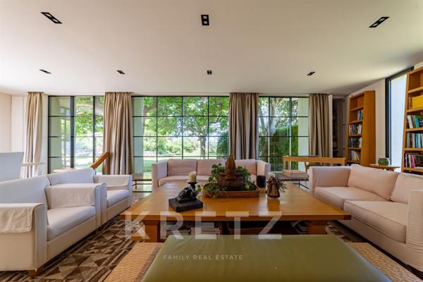 PROPRIÉTÉ D'EXCEPTION DE 1 000 M2 AU COEUR DE 3 HECTARES DE VIGNES & D'OLIVIERS CENTENAIRES