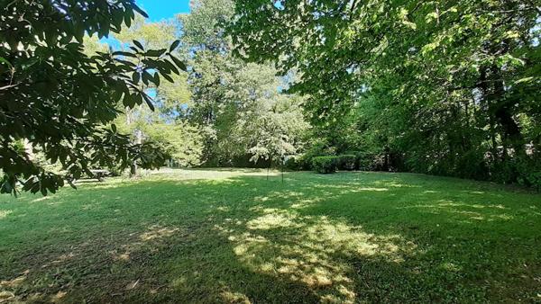 Ensemble immoblier de 630 m2 au coeur de Léognan