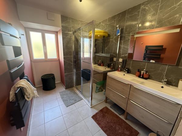 Maison  7 pièce(s)  4 chambre(s)  211.73 m²