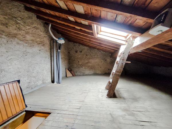 Maison T3 avec jardin, garage et dépendances à Chadron