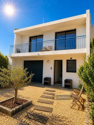 Vente                                                      Maison
                        
                     5 pièces                      110 m2                     à Saint-Gilles-Croix-de-Vie