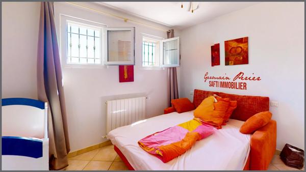 Villa d'environ 145 m2 - 4 chambres dont une suite parentale avec salle d'eau de plain-pied - piscine - forage - terrain plat, clôturé et sans vis-à-vis de 1672 m2