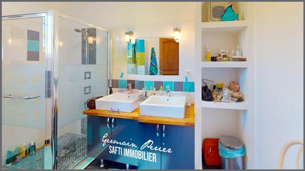 Villa d'environ 145 m2 - 4 chambres dont une suite parentale avec salle d'eau de plain-pied - piscine - forage - terrain plat, clôturé et sans vis-à-vis de 1672 m2