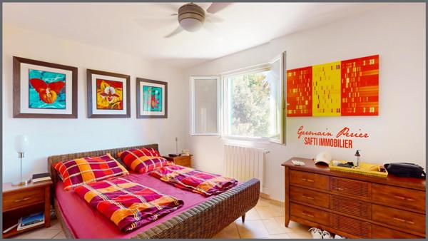 Villa d'environ 145 m2 - 4 chambres dont une suite parentale avec salle d'eau de plain-pied - piscine - forage - terrain plat, clôturé et sans vis-à-vis de 1672 m2