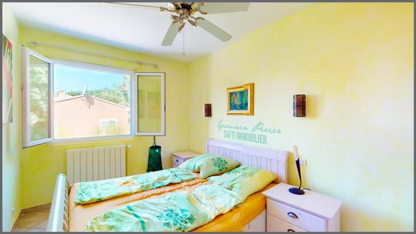 Villa d'environ 145 m2 - 4 chambres dont une suite parentale avec salle d'eau de plain-pied - piscine - forage - terrain plat, clôturé et sans vis-à-vis de 1672 m2