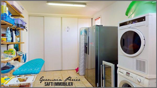 Villa d'environ 145 m2 - 4 chambres dont une suite parentale avec salle d'eau de plain-pied - piscine - forage - terrain plat, clôturé et sans vis-à-vis de 1672 m2