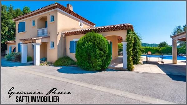 Villa d'environ 145 m2 - 4 chambres dont une suite parentale avec salle d'eau de plain-pied - piscine - forage - terrain plat, clôturé et sans vis-à-vis de 1672 m2