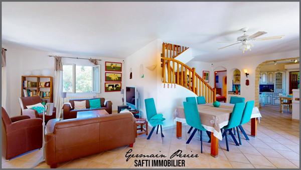 Villa d'environ 145 m2 - 4 chambres dont une suite parentale avec salle d'eau de plain-pied - piscine - forage - terrain plat, clôturé et sans vis-à-vis de 1672 m2