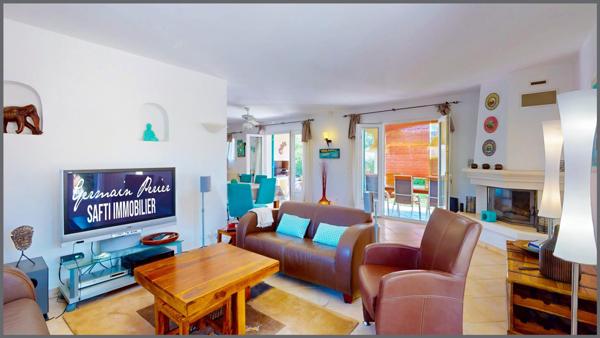 Villa d'environ 145 m2 - 4 chambres dont une suite parentale avec salle d'eau de plain-pied - piscine - forage - terrain plat, clôturé et sans vis-à-vis de 1672 m2