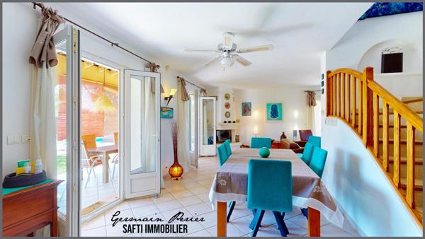 Villa d'environ 145 m2 - 4 chambres dont une suite parentale avec salle d'eau de plain-pied - piscine - forage - terrain plat, clôturé et sans vis-à-vis de 1672 m2