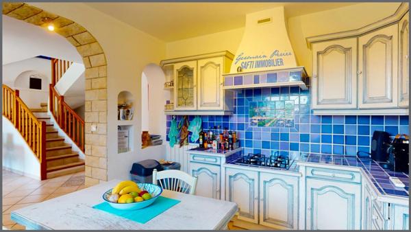 Villa d'environ 145 m2 - 4 chambres dont une suite parentale avec salle d'eau de plain-pied - piscine - forage - terrain plat, clôturé et sans vis-à-vis de 1672 m2