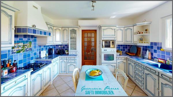 Villa d'environ 145 m2 - 4 chambres dont une suite parentale avec salle d'eau de plain-pied - piscine - forage - terrain plat, clôturé et sans vis-à-vis de 1672 m2