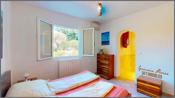 Villa d'environ 145 m2 - 4 chambres dont une suite parentale avec salle d'eau de plain-pied - piscine - forage - terrain plat, clôturé et sans vis-à-vis de 1672 m2