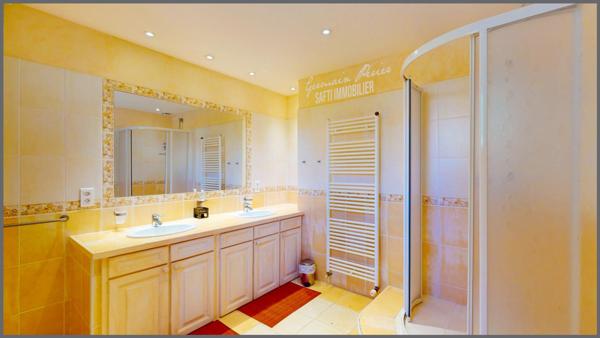 Villa d'environ 145 m2 - 4 chambres dont une suite parentale avec salle d'eau de plain-pied - piscine - forage - terrain plat, clôturé et sans vis-à-vis de 1672 m2