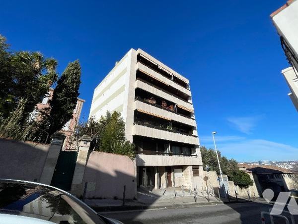 MARSEILLE 7éme,  T2 67m²+ terrasse 11m² et garage vue  NOTRE DAME DE LA GARDE et mer.