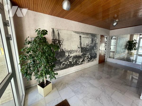 MARSEILLE 7éme,  T2 67m²+ terrasse 11m² et garage vue  NOTRE DAME DE LA GARDE et mer.