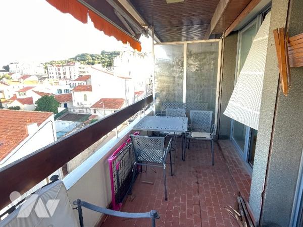 MARSEILLE 7éme,  T2 67m²+ terrasse 11m² et garage vue  NOTRE DAME DE LA GARDE et mer.