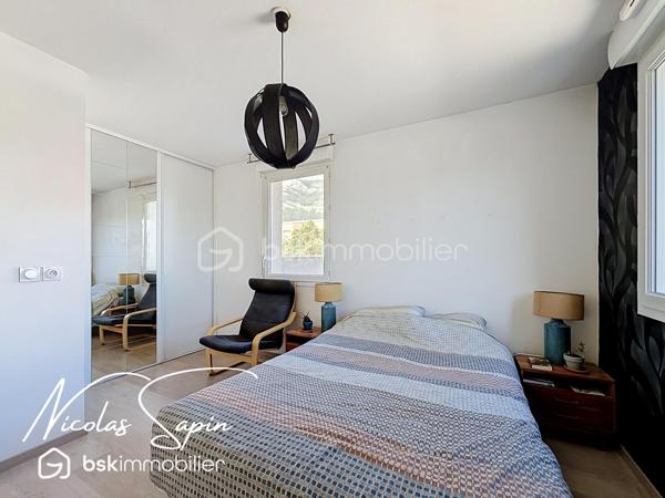 Varces allières et Risset en Exclusivité avec Nicolas SAPIN(ei):
Venez découvrir ce bel appartement niché au troisième et dernier étage avec ascenseur, au sein d'une copropriété récente situé à proximité des commerces et transports en commun.
Vous saurez apprécier la pièce de vie avec cuisine ouverte donnant accès à une terrasse (sud /ouest) de plus de 60m2 avec une vue imprenable sur les massifs. 
Egalement une chambre avec placard, une salle de bain et toilette séparé.
Une place de parking privative complète ce bien.  
Vidéo disponible.
Rare à la vente.